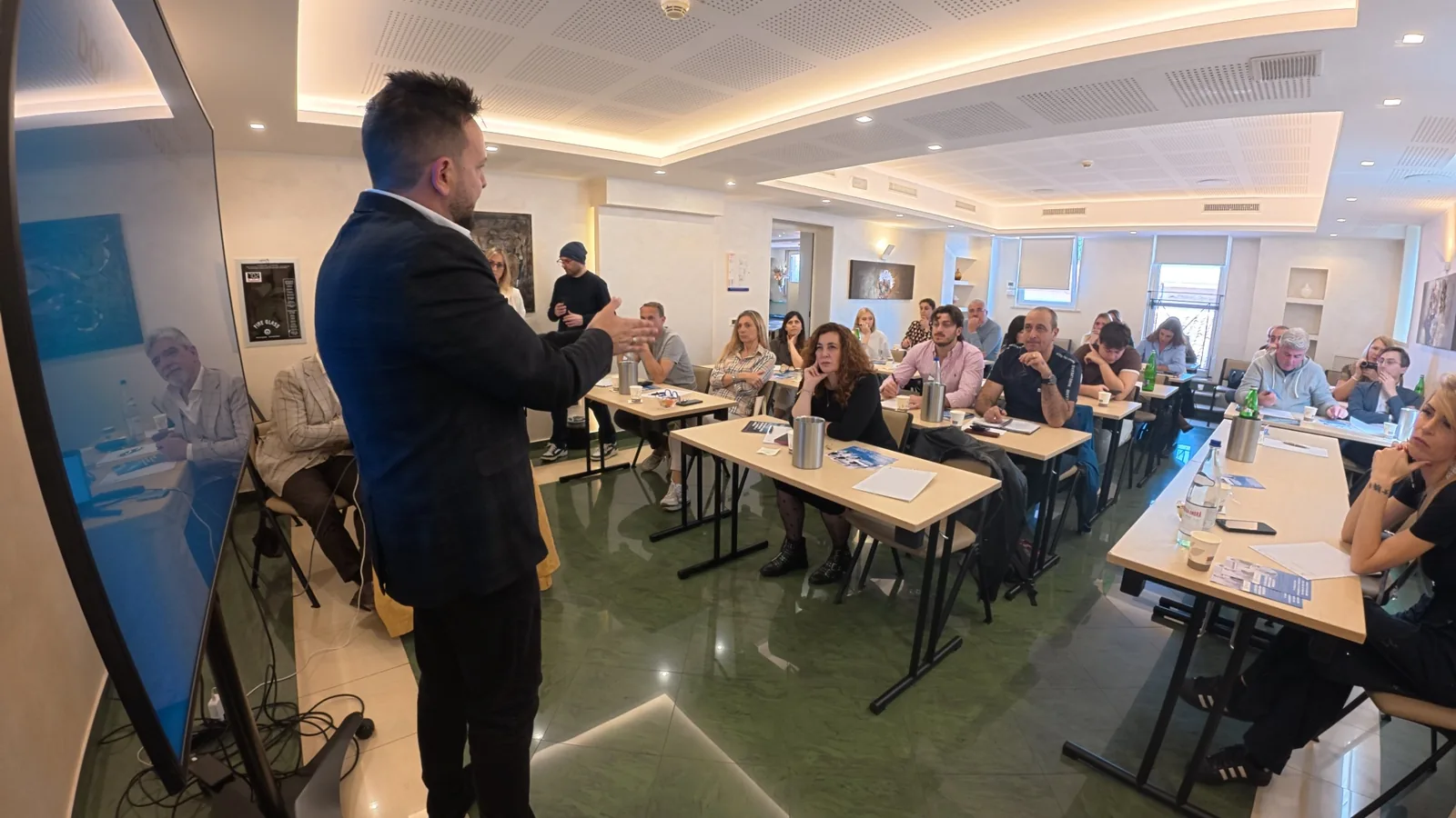 Federico Vecchio durante la sessione live con i titolari di studi dentistici