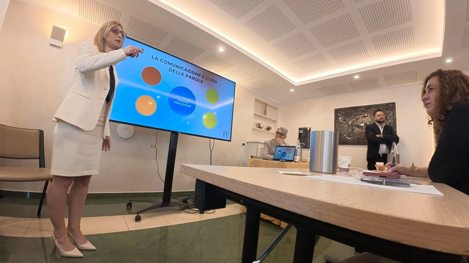 Ameni Ajam in aula mentre presenta una slide ai titolari