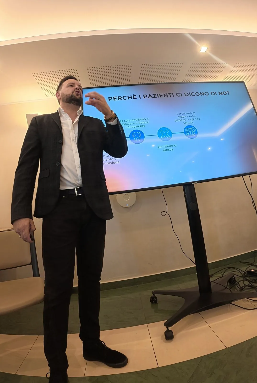 Federico Vecchio in aula davanti alla slide «Perché i pazienti ci dicono di no»
