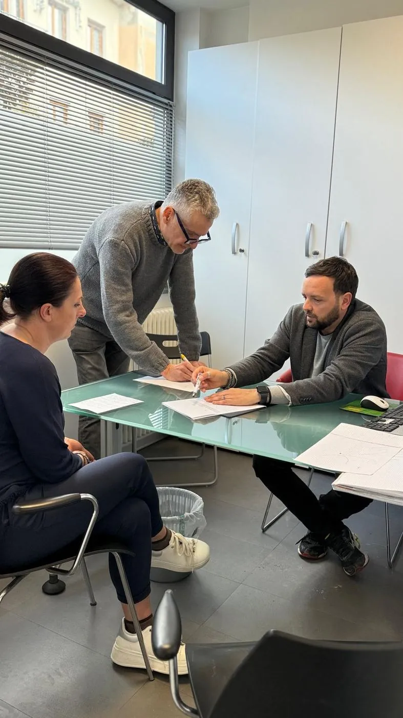 Federico Vecchio al tavolo con un titolare, mentre guardano i numeri dello studio