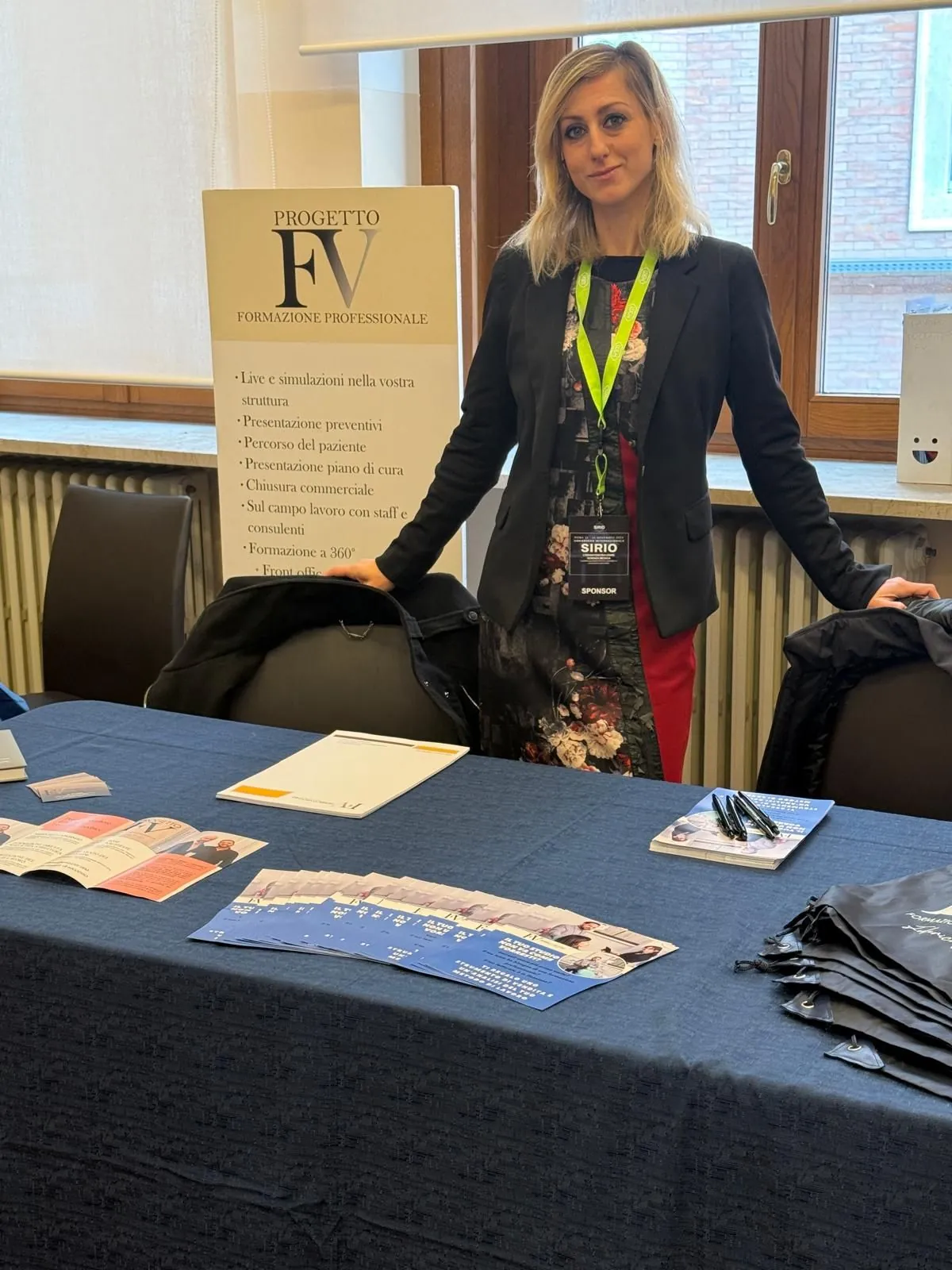 Ameni Ajam allo stand di Progetto FV durante un evento del settore
